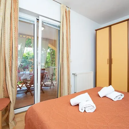 Apartment Alexandra 5 *