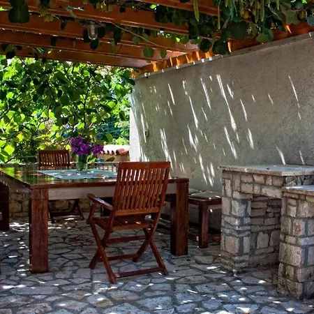 Apartment Alexandra 5 *